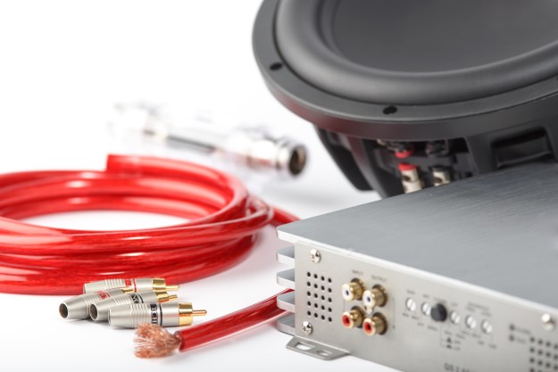Subwoofer und Verstärker mit roten Anschlusskabeln